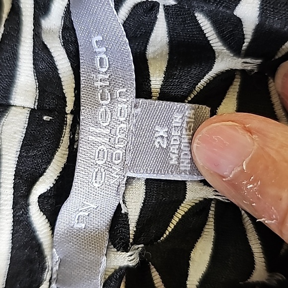 My collection is a woman's 2X black and white classic top. Connected tank. - Picture 5 of 8